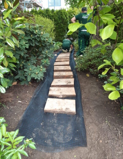 Gartenweg mit Steinen wird gebaut