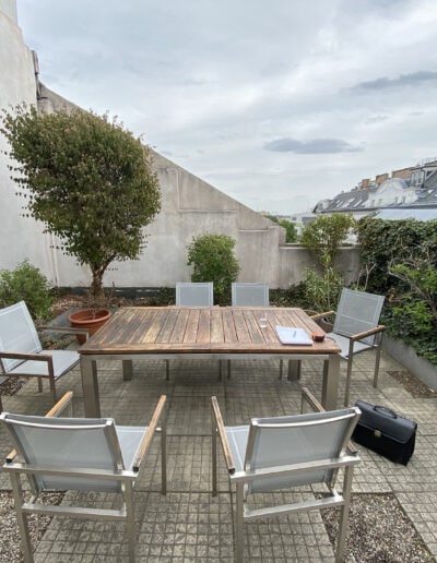 Dachterrasse mir Bäumen und Sträuchern