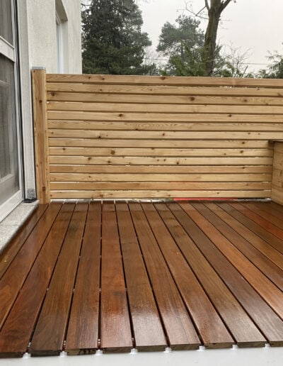 Terrasse aus Holz mit Zaun