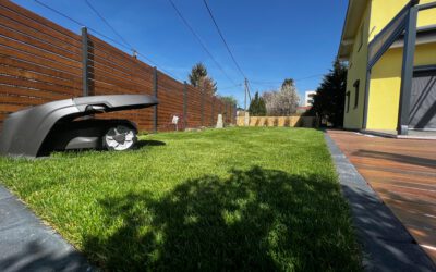 Kleingarten neu anlegen: Moderne und pflegeleichte Gartengestaltung mit Holzweg, Zaun und Rasenroboter